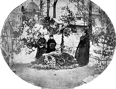 Вдова и дети Достоевского на могиле писателя