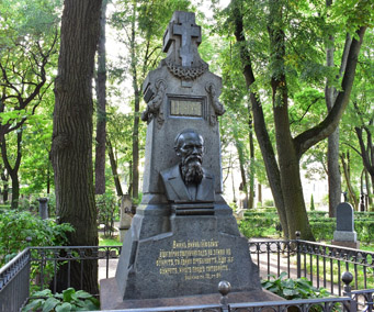 Надгробие на могиле Ф.М. Достоевского в Александро-Невской Лавре